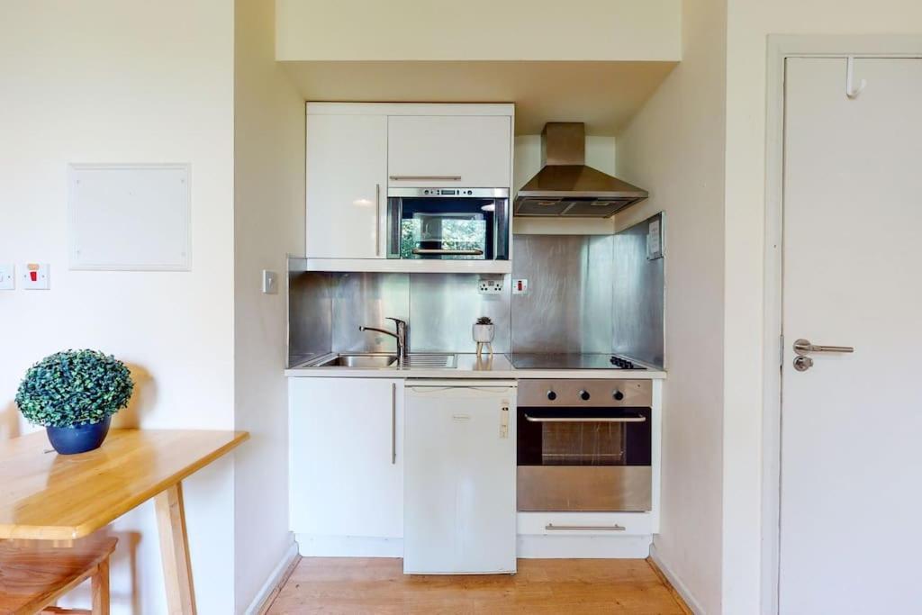 47b London